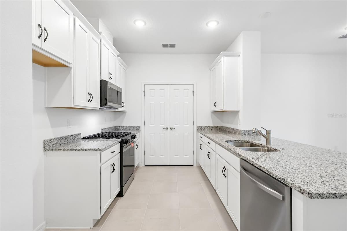 27421 BLACK KITE AVENUE — photo 12 of 41