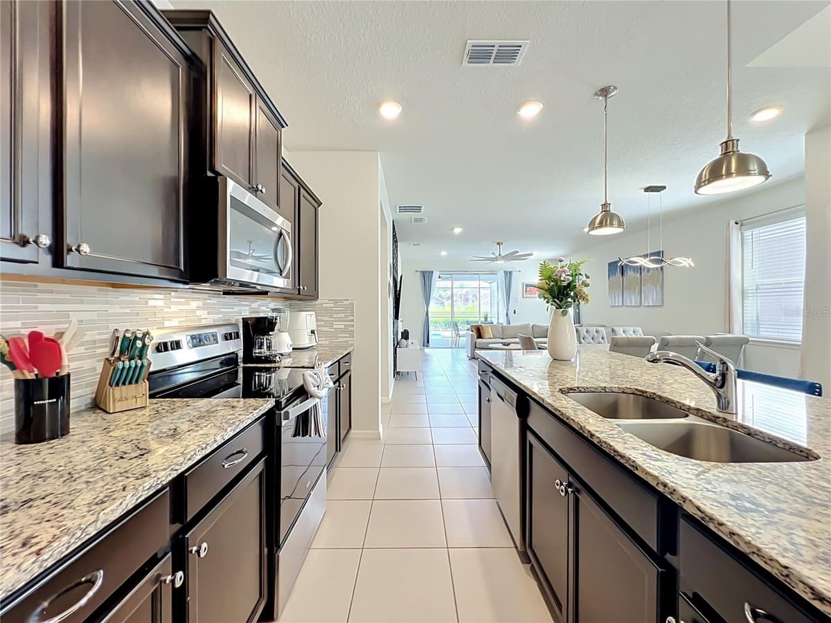 4033 LANA AVENUE — photo 8 of 99