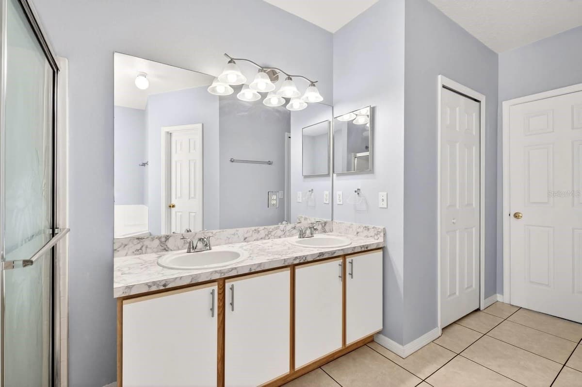 526 MARICOPA DRIVE — photo 9 of 37