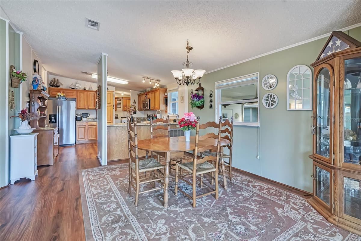 130 JOANNE DRIVE — photo 8 of 41