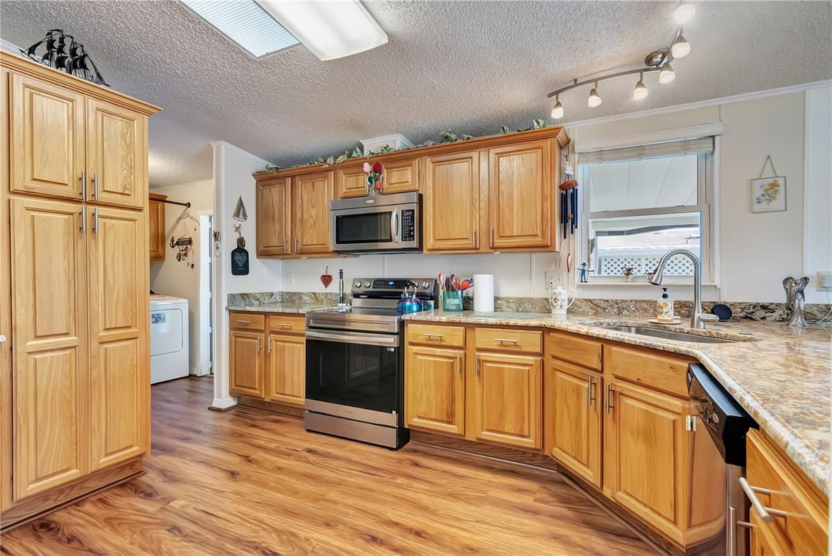 130 JOANNE DRIVE — photo 10 of 41