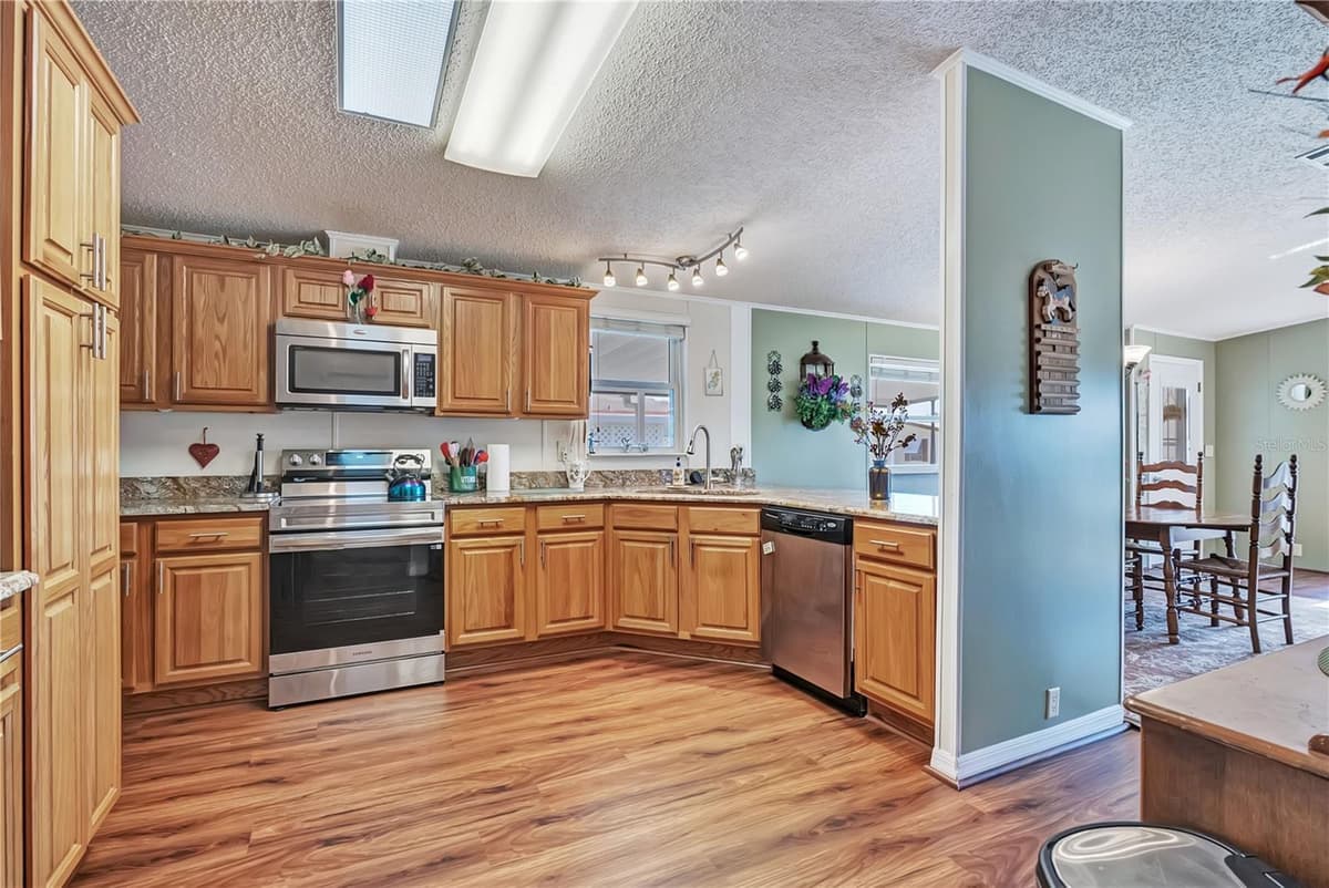 130 JOANNE DRIVE — photo 12 of 41