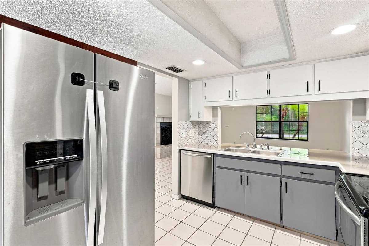 226 COUNCIL BLUFFS DRIVE — photo 4 of 44