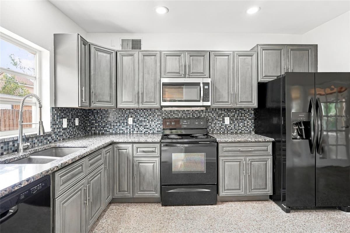 4404 MARILYN AVENUE — photo 4 of 31