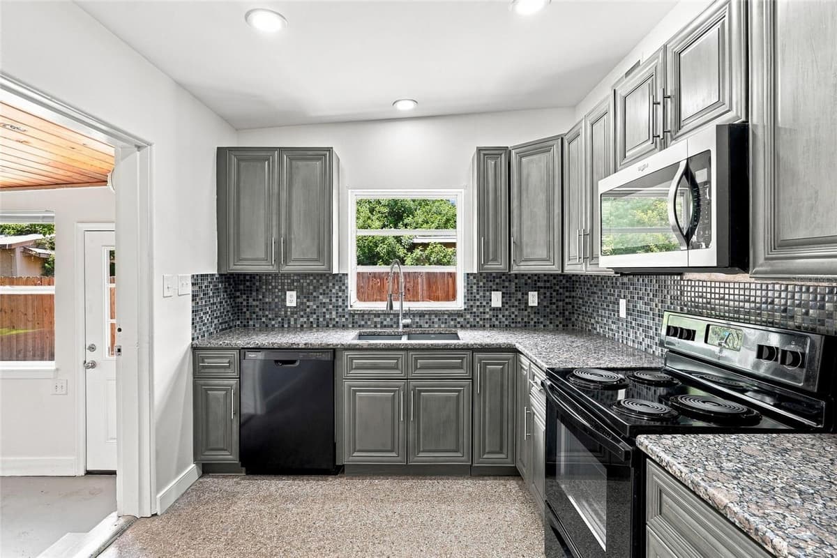 4404 MARILYN AVENUE — photo 9 of 31