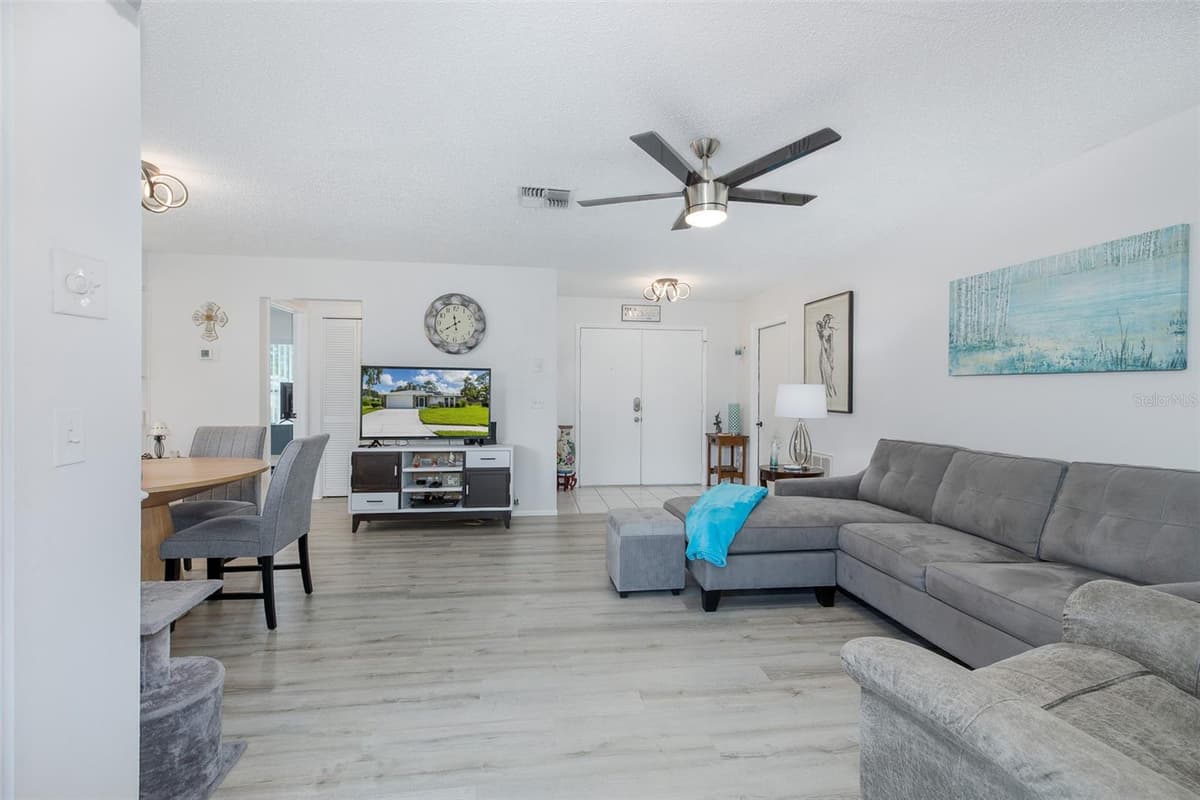 11210 ELDERBERRY DRIVE — photo 13 of 39