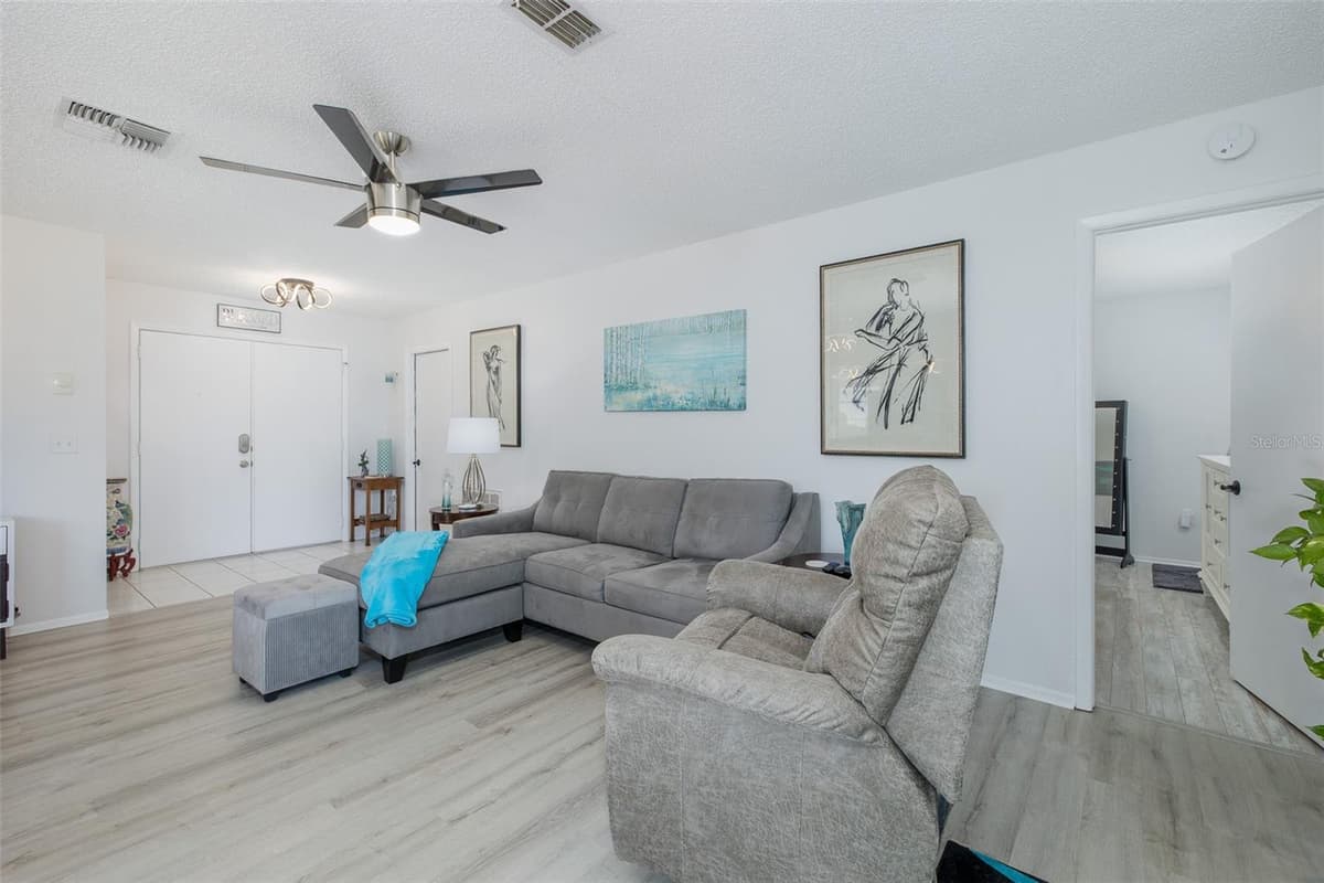 11210 ELDERBERRY DRIVE — photo 14 of 39