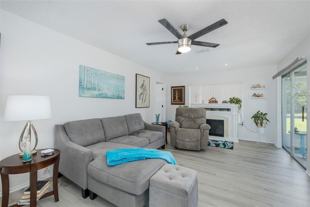 11210 ELDERBERRY DRIVE — photo 15 of 39