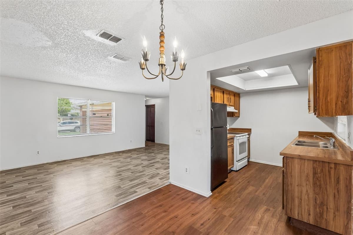5343 SNOWFLAKE COURT — photo 7 of 19