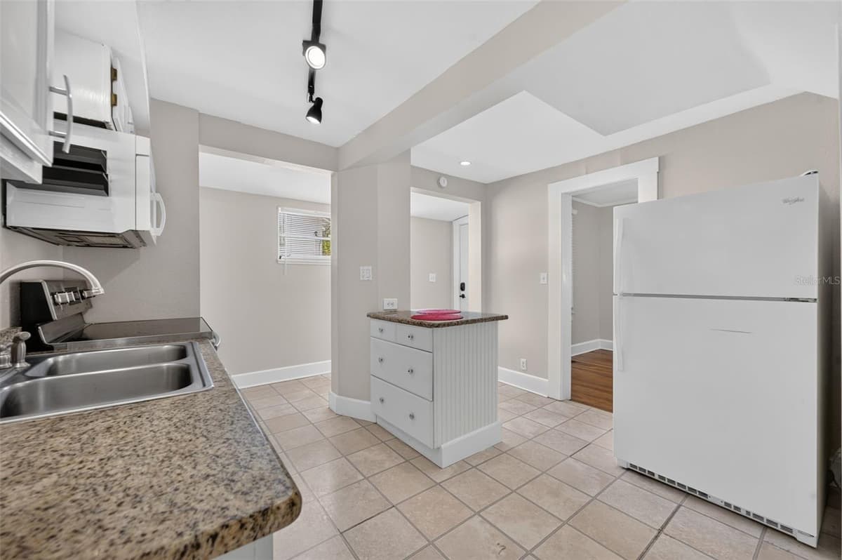 834 ALEXANDER STREET — photo 11 of 23