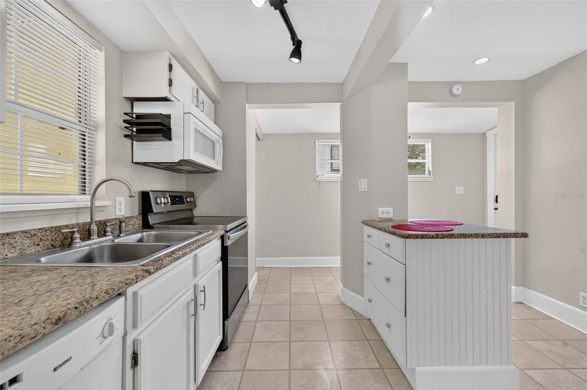 834 ALEXANDER STREET — photo 10 of 23