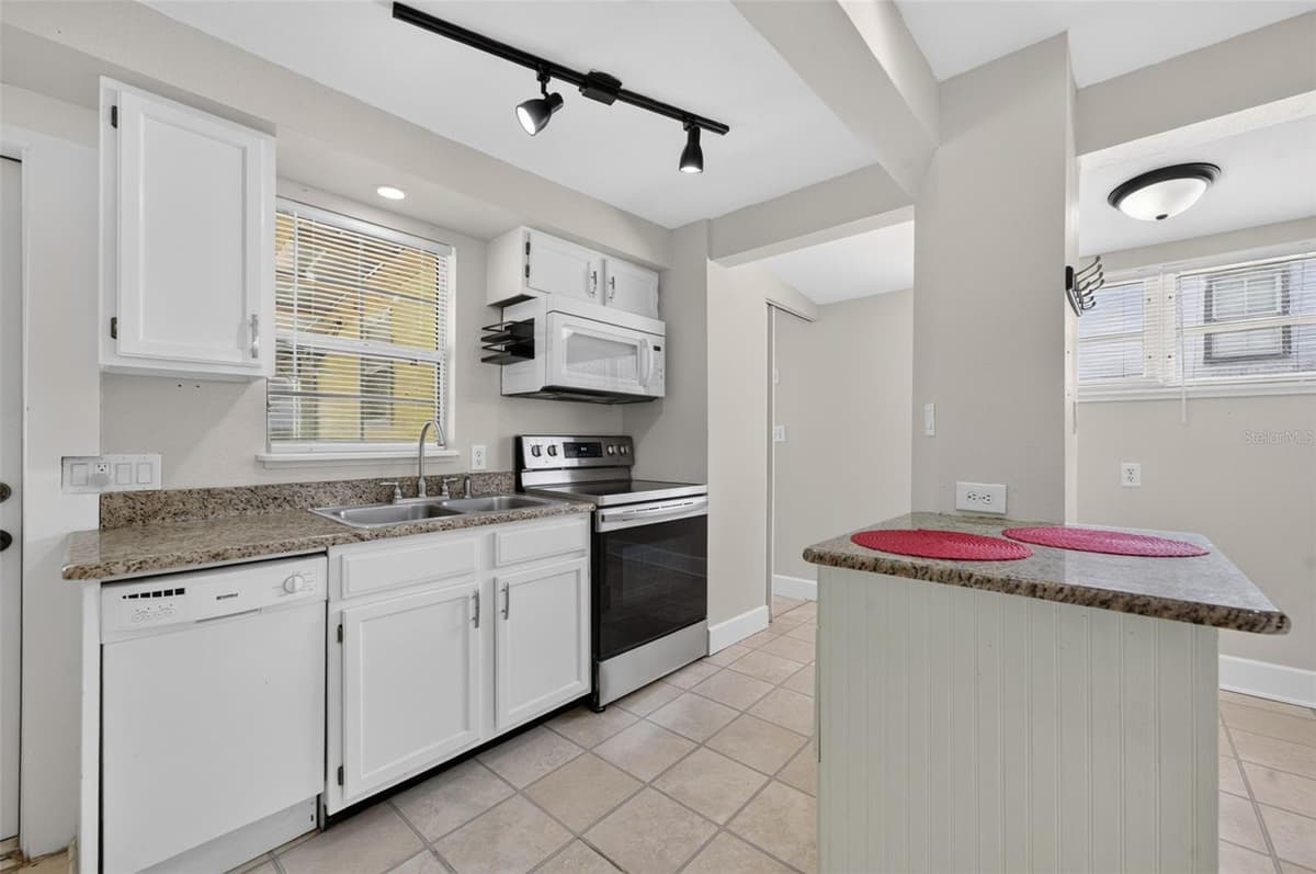 834 ALEXANDER STREET — photo 12 of 23
