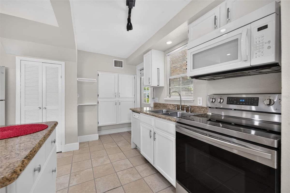 834 ALEXANDER STREET — photo 13 of 23