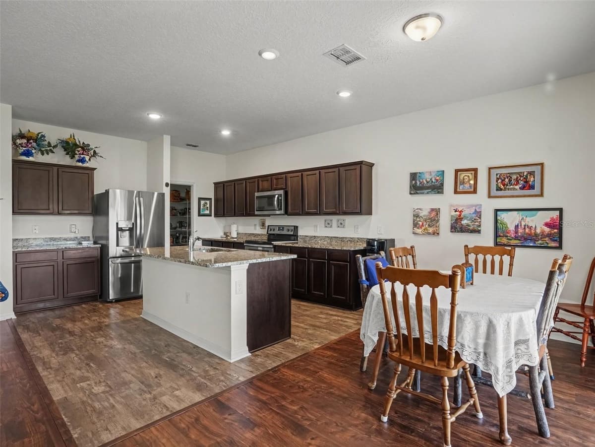524 BLUE WATER COURT — photo 3 of 31