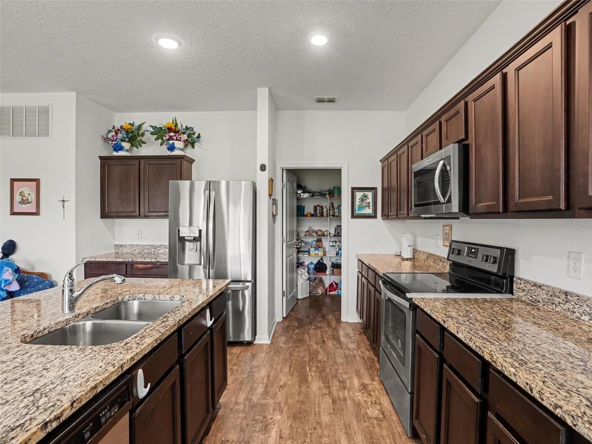 524 BLUE WATER COURT — photo 14 of 31