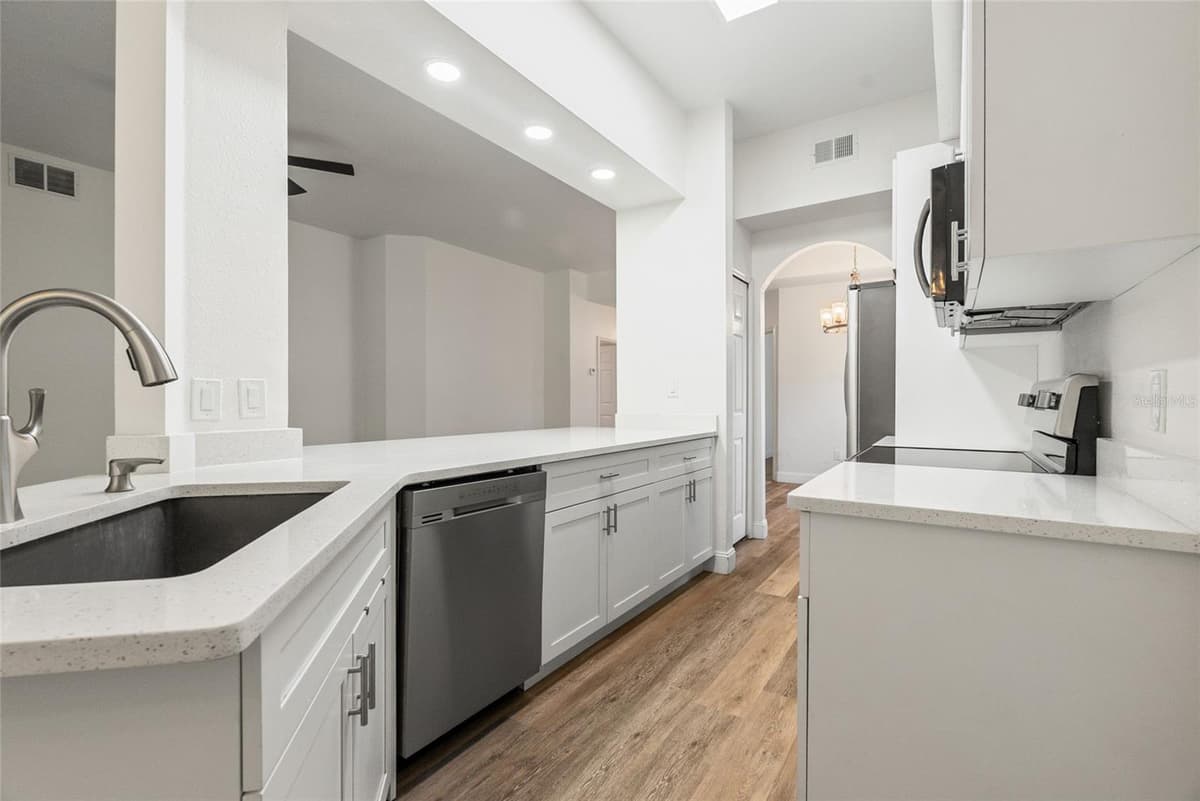 9416 MYRTLE CREEK LANE — photo 14 of 41