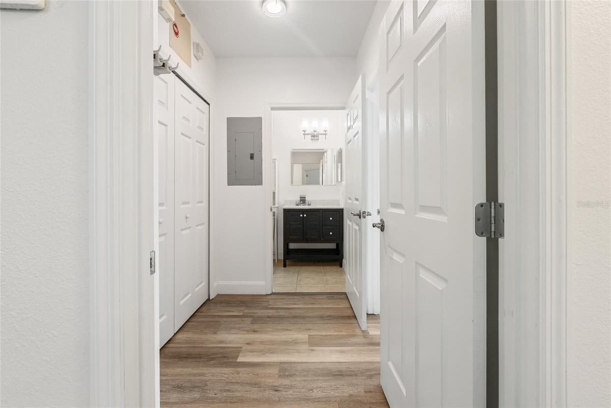 9416 MYRTLE CREEK LANE — photo 4 of 41