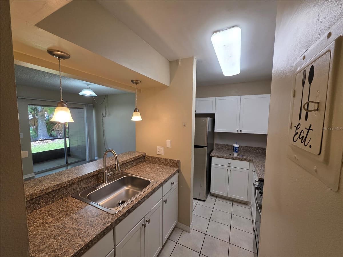 110 CYPRESS WOODS COURT — photo 8 of 31