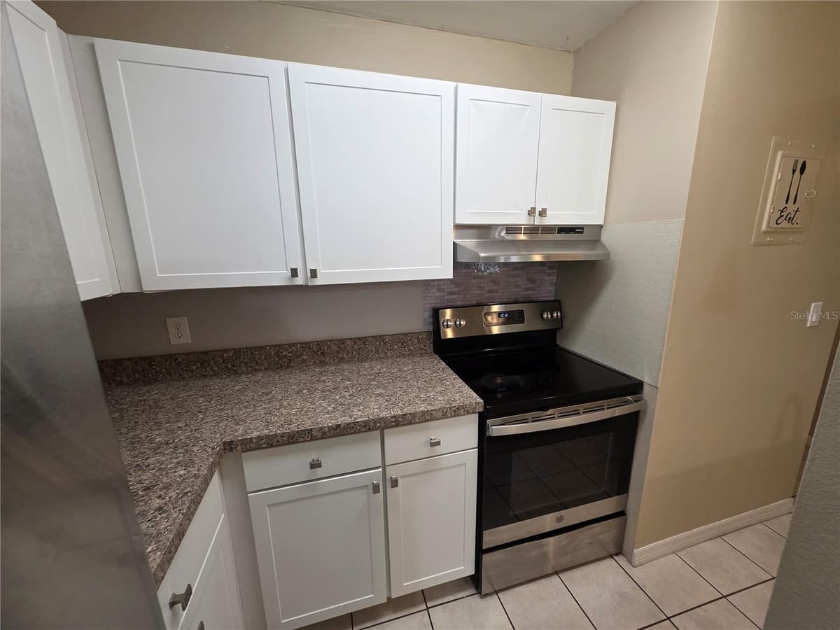 110 CYPRESS WOODS COURT — photo 10 of 31