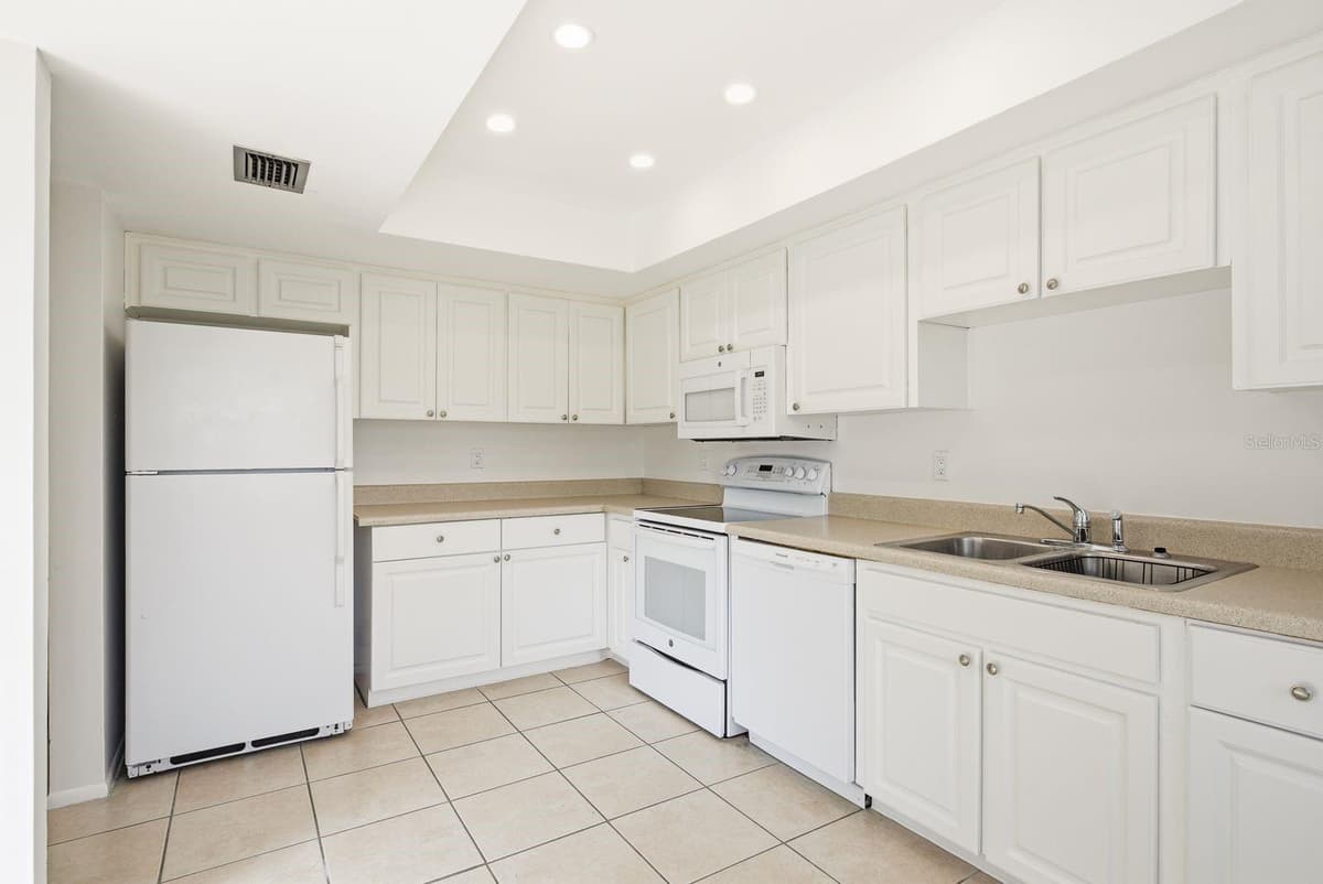 20 EVELYN COURT — photo 25 of 74