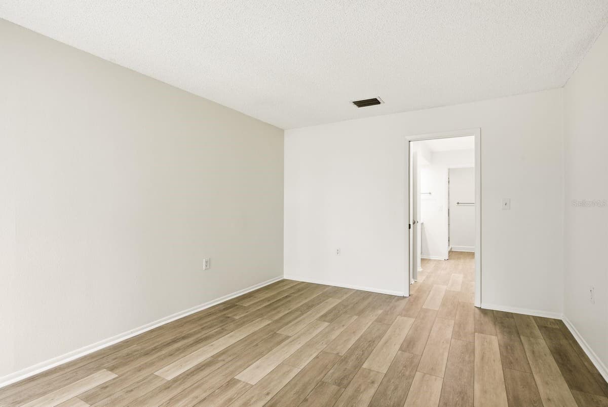 20 EVELYN COURT — photo 34 of 74