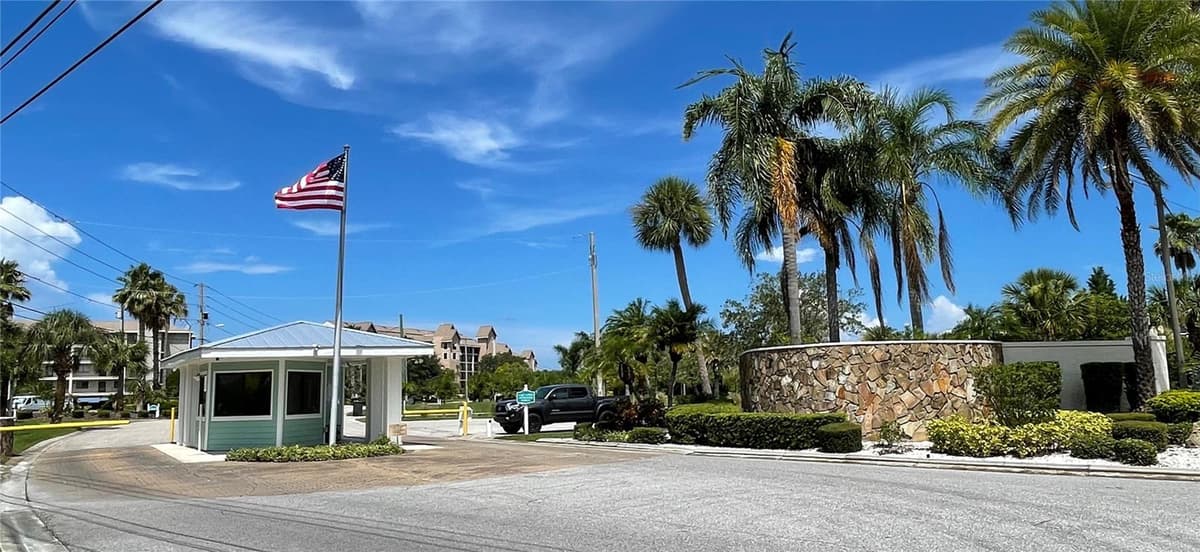 4650 BAY BOULEVARD — photo 35 of 57