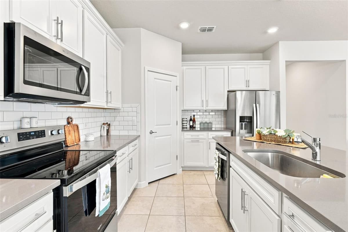 3545 TREETOP STREET — photo 10 of 55