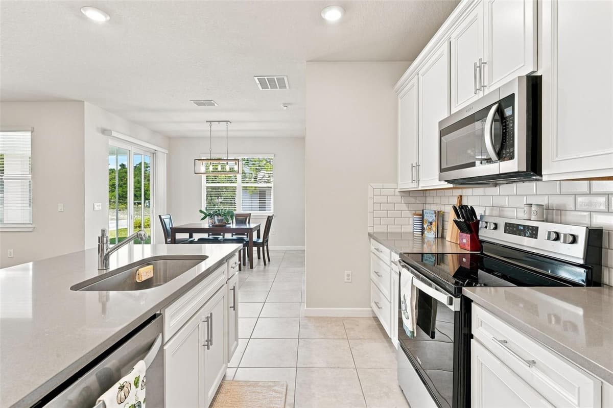 3545 TREETOP STREET — photo 8 of 55