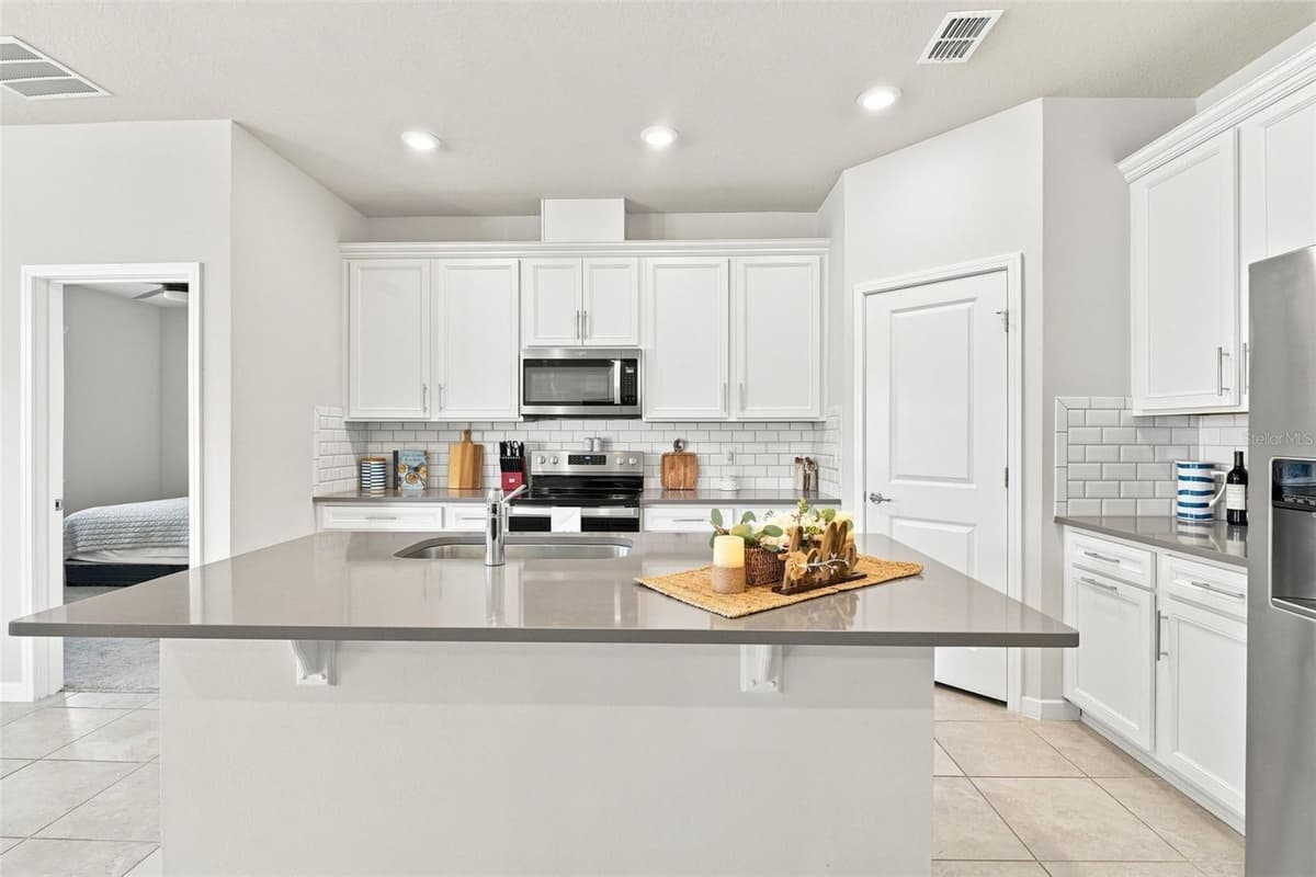 3545 TREETOP STREET — photo 9 of 55