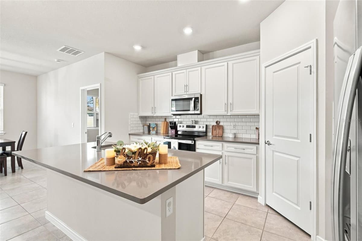 3545 TREETOP STREET — photo 7 of 55