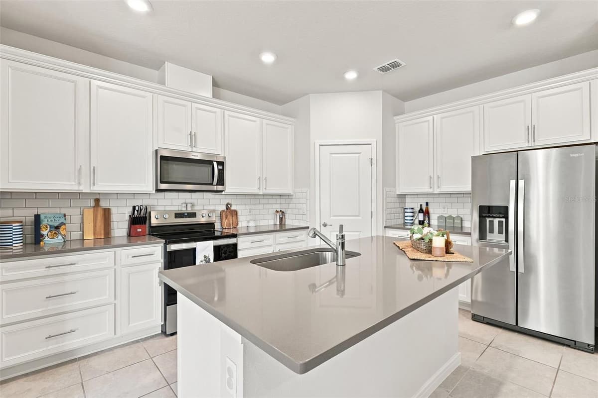 3545 TREETOP STREET — photo 11 of 55