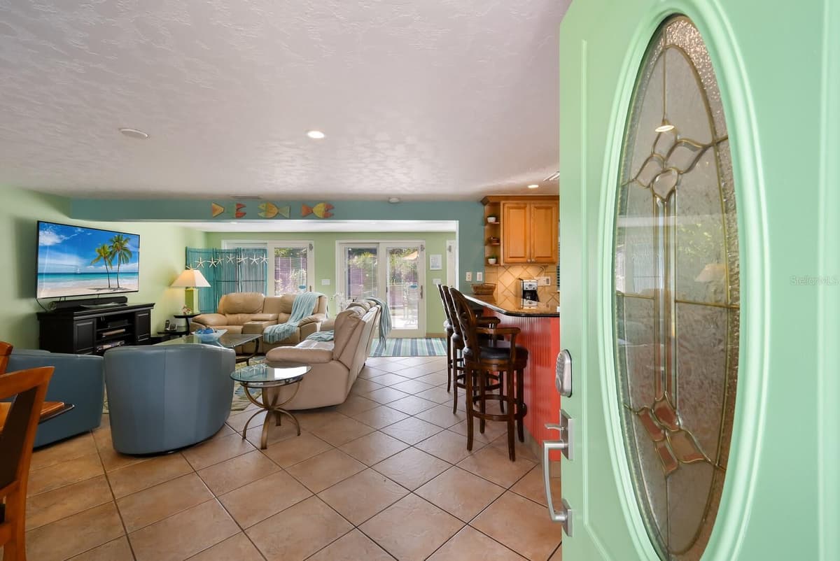 125 CRESCENT DRIVE — photo 4 of 38