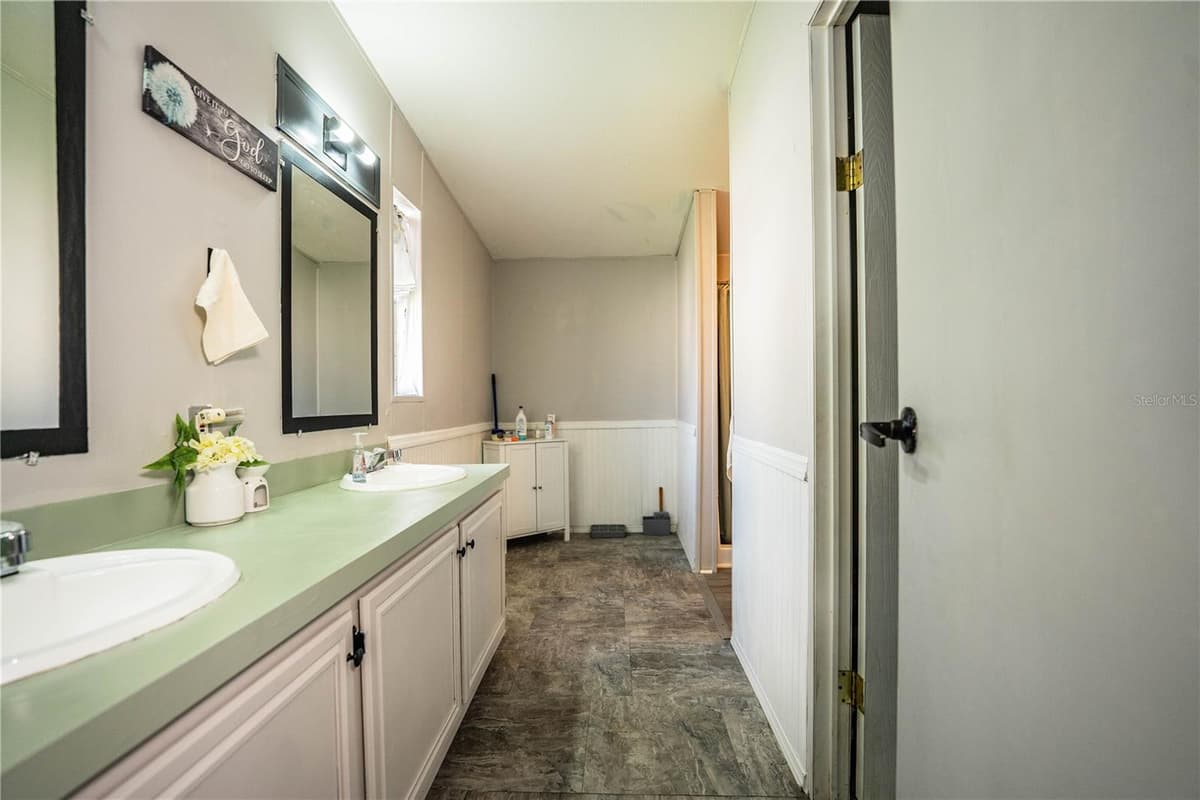 487 LINDSEY DRIVE — photo 14 of 49