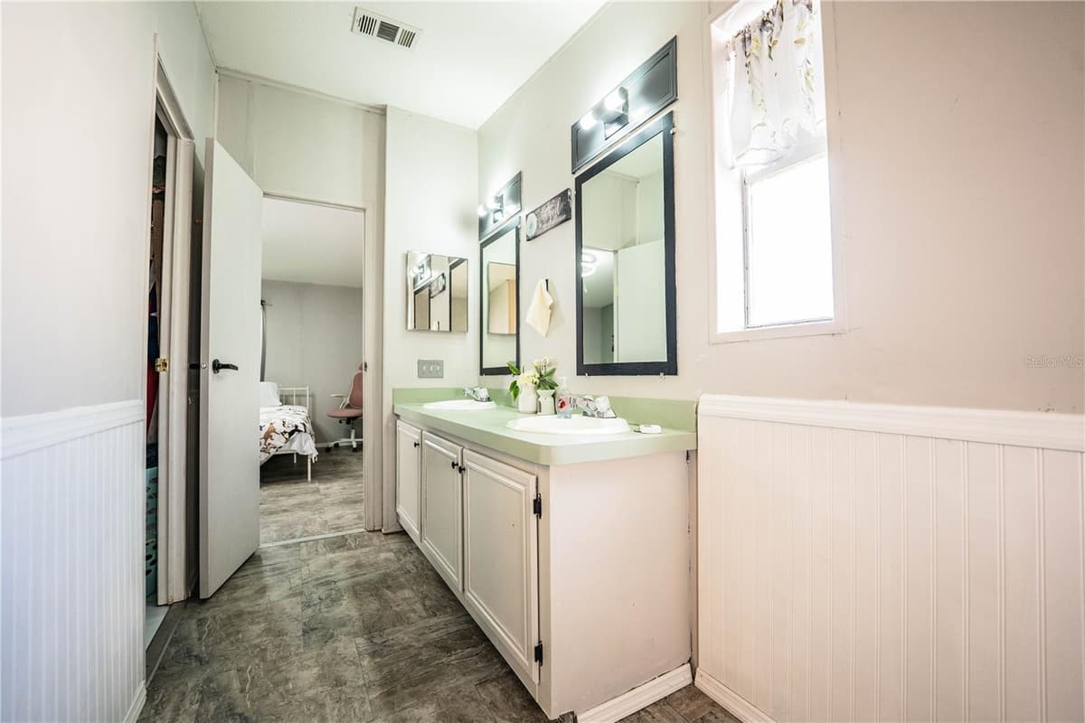 487 LINDSEY DRIVE — photo 15 of 49