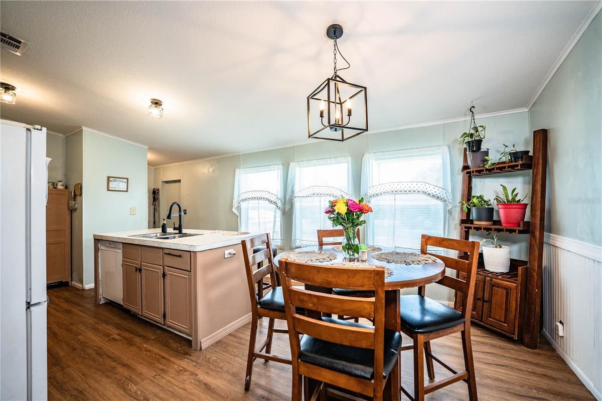 487 LINDSEY DRIVE — photo 3 of 49