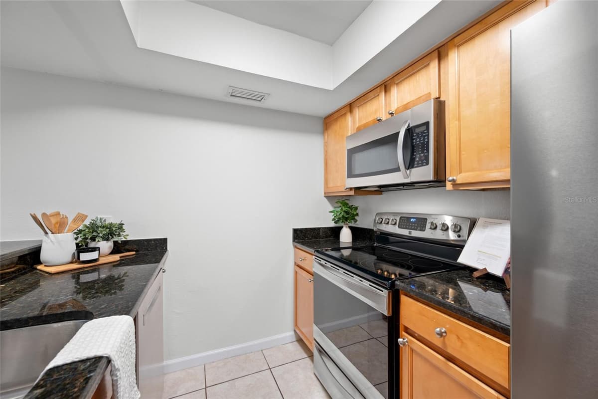 131 MERCURY AVENUE — photo 15 of 40