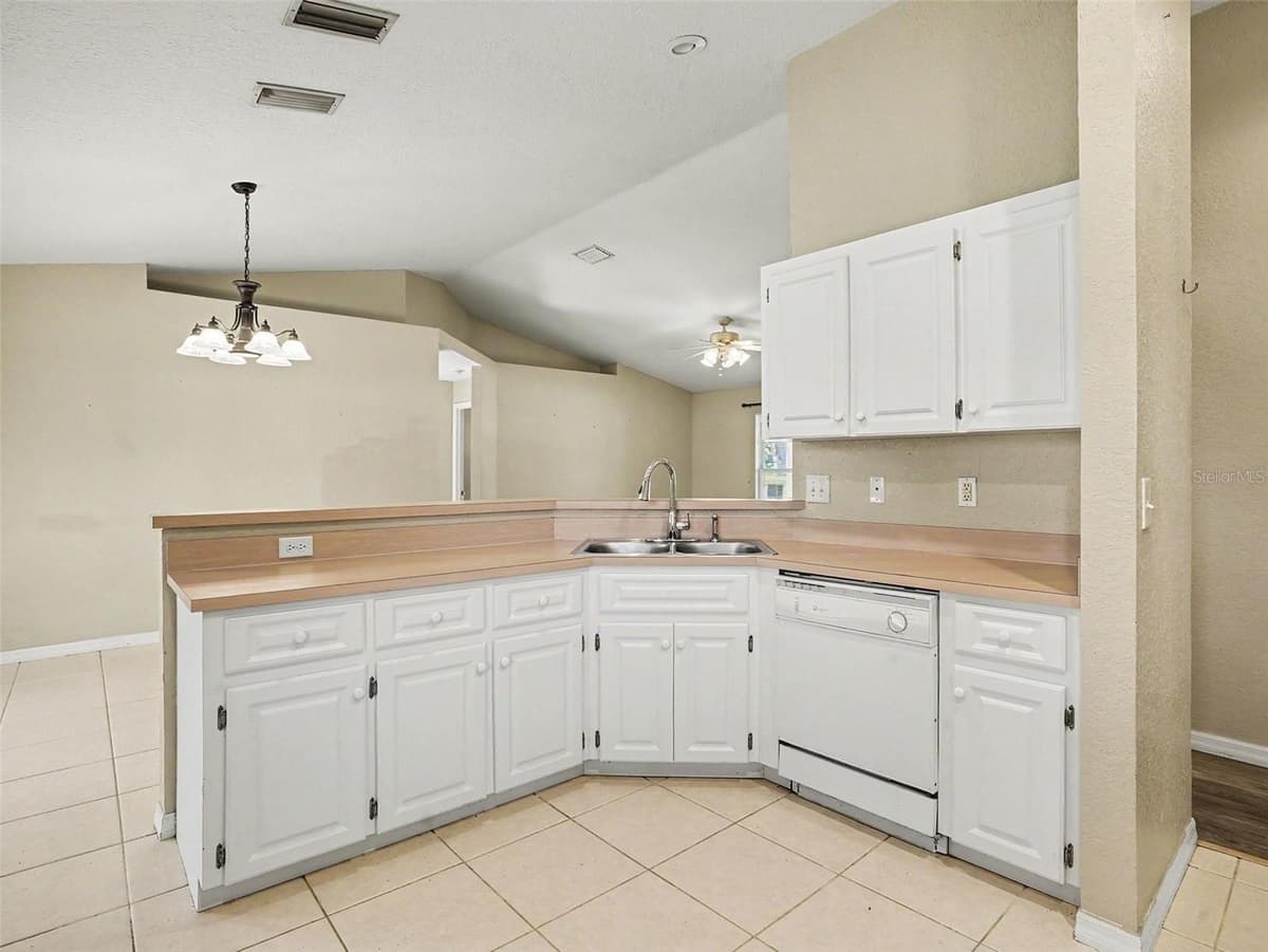 121 SHADDOCK DRIVE — photo 13 of 32