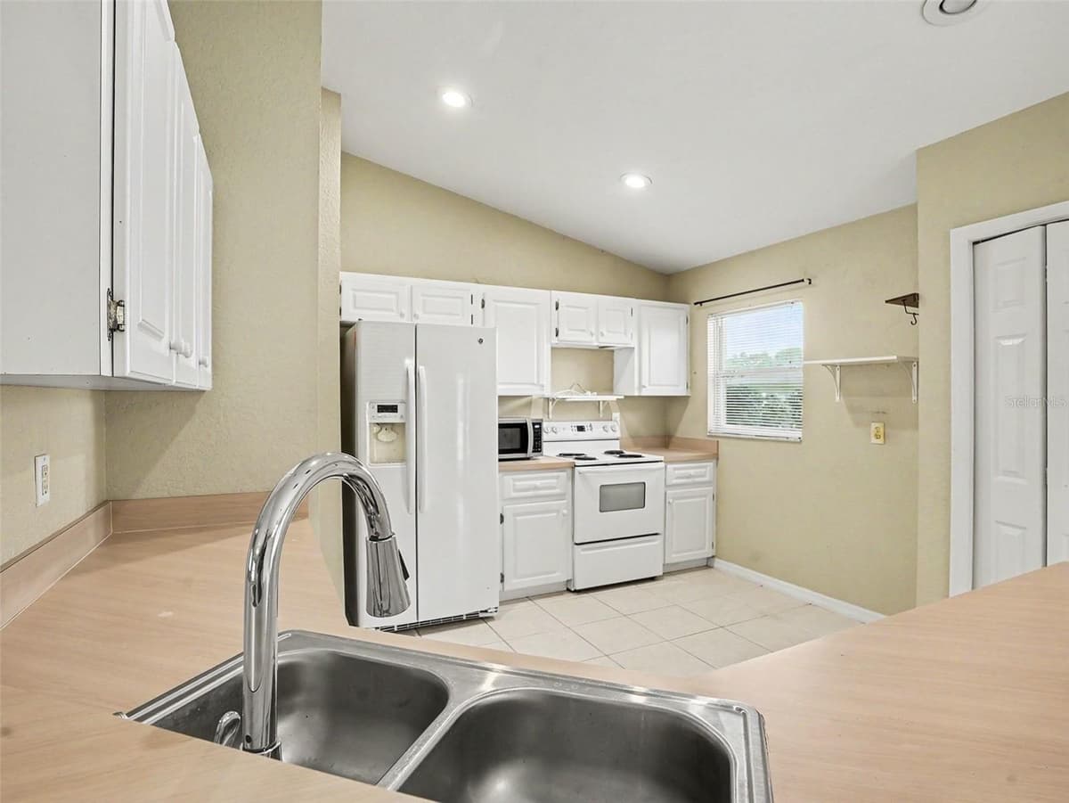121 SHADDOCK DRIVE — photo 9 of 32