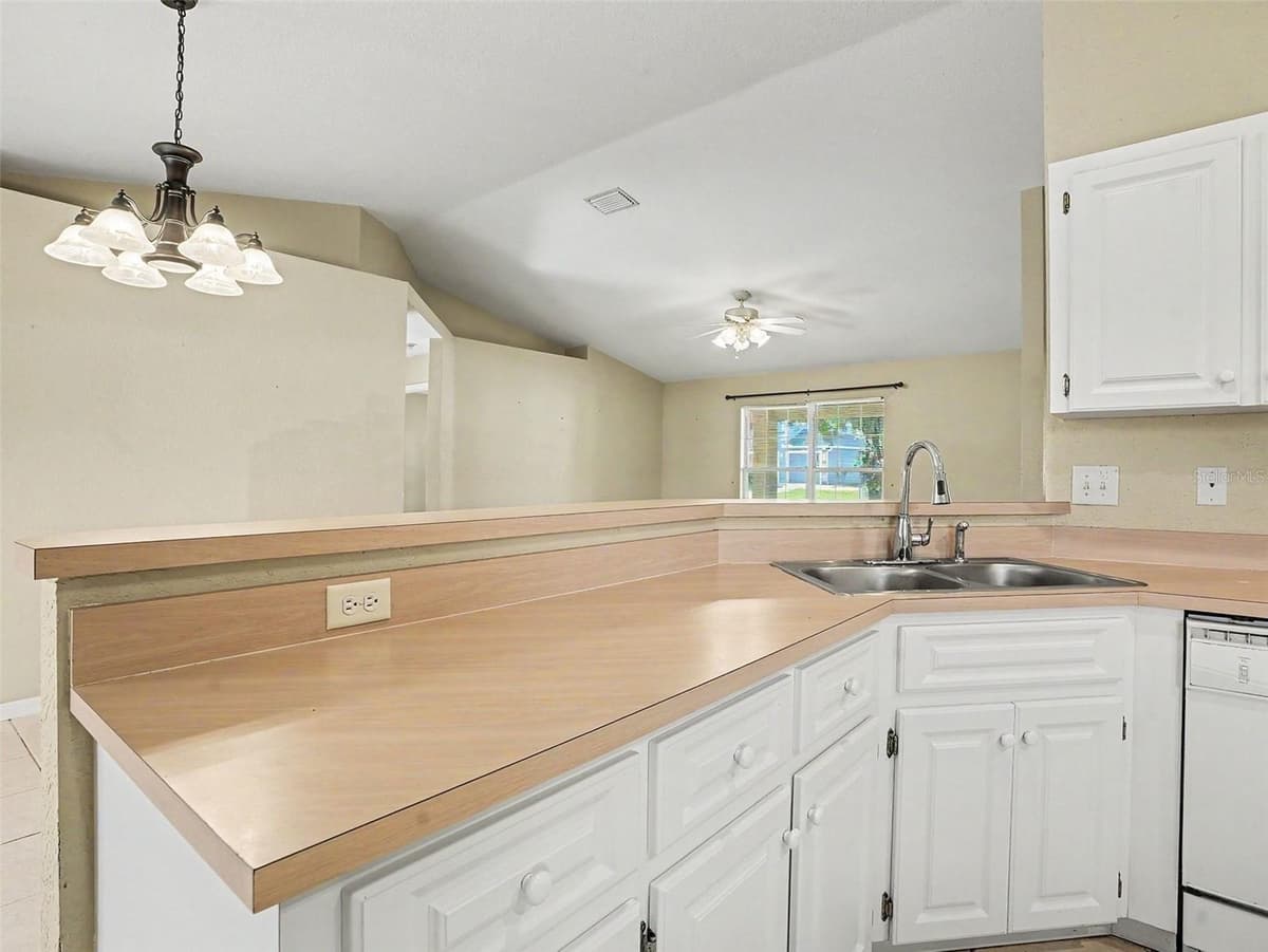 121 SHADDOCK DRIVE — photo 10 of 32