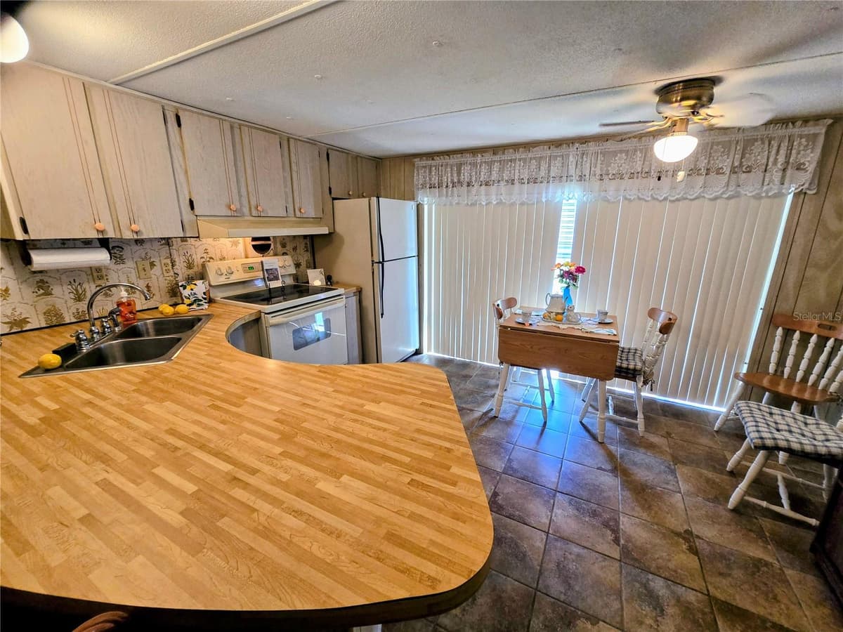 6336 WEALTHY LANE — photo 10 of 45