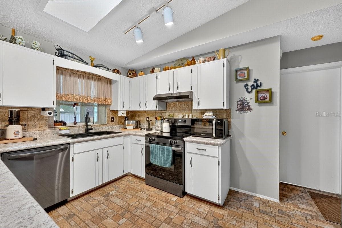2956 BRISTOL LANE — photo 8 of 36