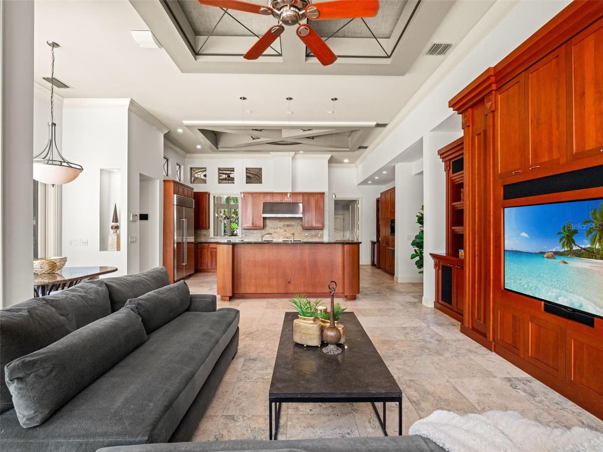 9222 SLOANE STREET — photo 32 of 100