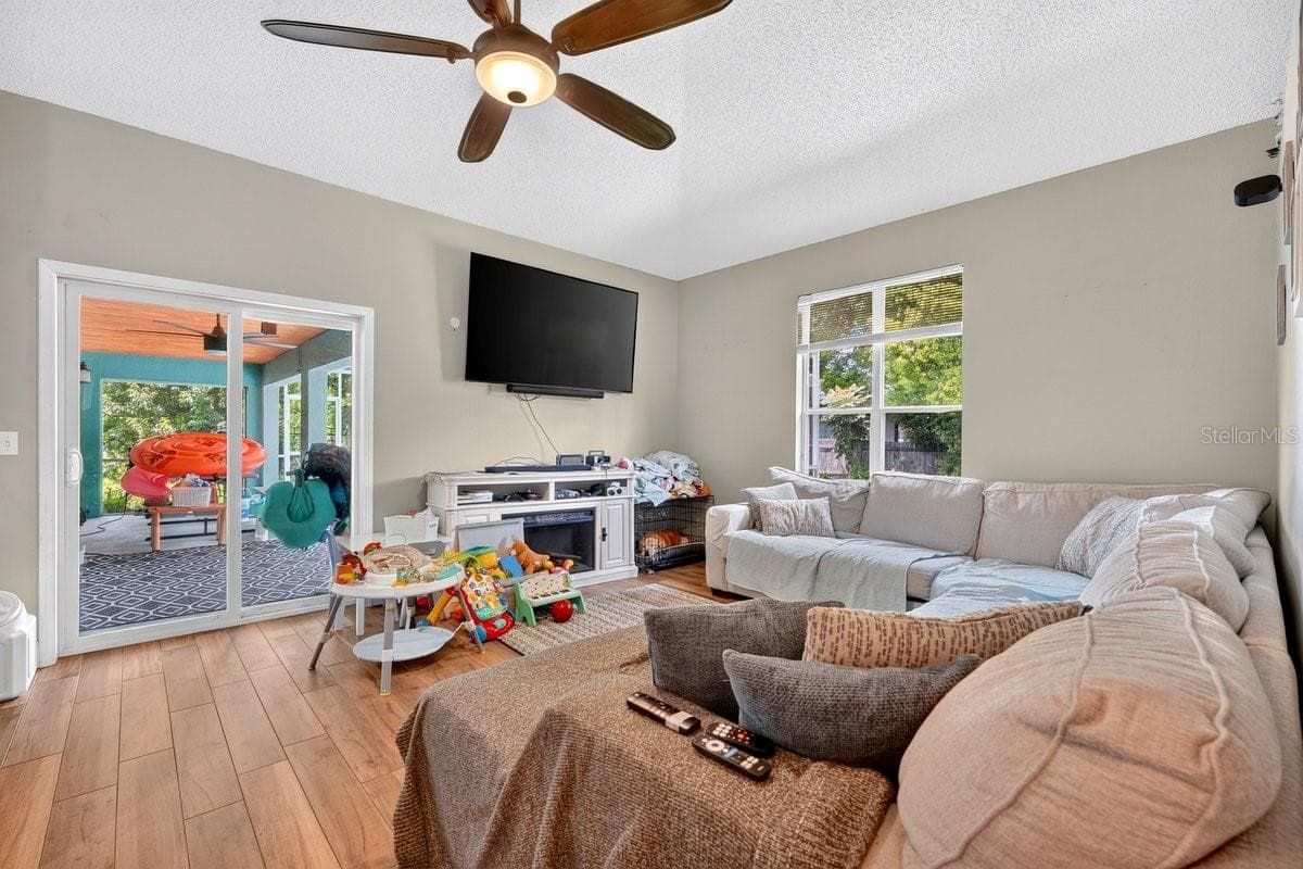 800 COLTRA LANE — photo 5 of 36