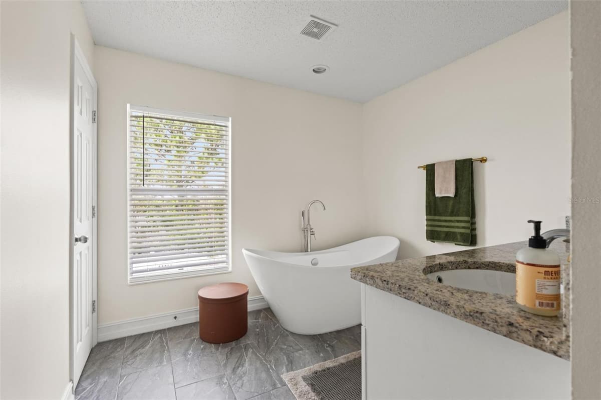 2253 WHITEWOOD AVENUE — photo 38 of 58