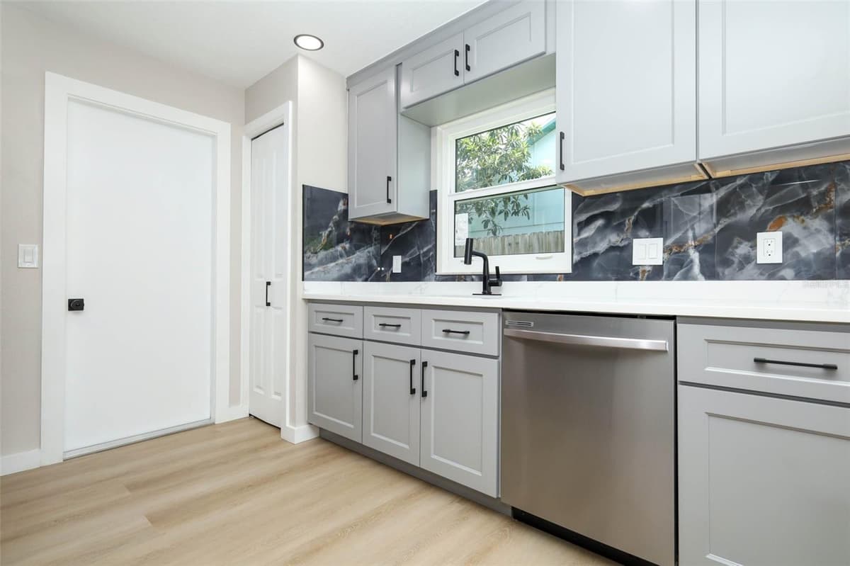 761 ROBINHOOD DRIVE — photo 3 of 39