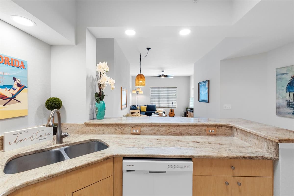 100 4TH AVENUE — photo 4 of 37