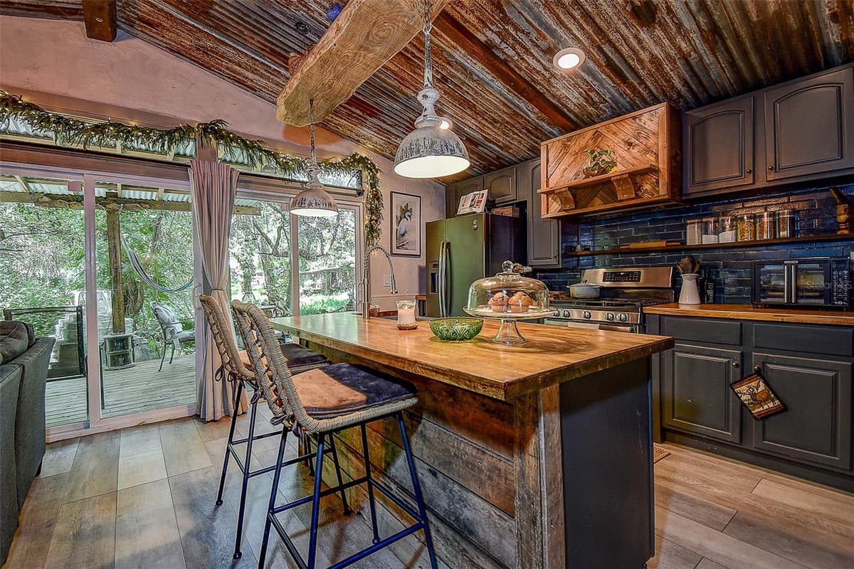 7033 CREEK DRIVE — photo 14 of 65