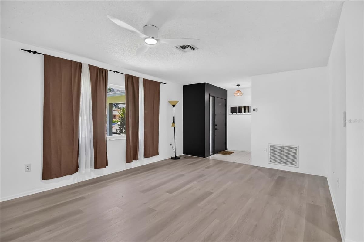 4825 HUNTLEIGH DRIVE — photo 4 of 33