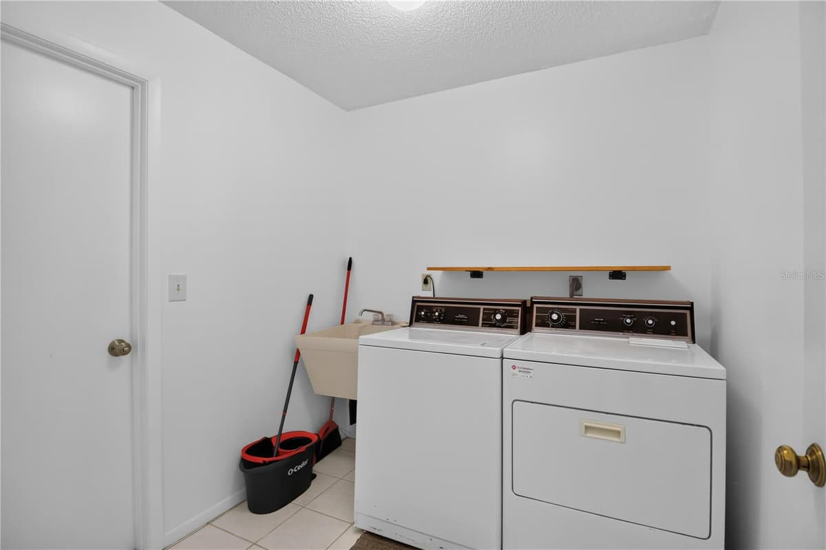 4825 HUNTLEIGH DRIVE — photo 26 of 33