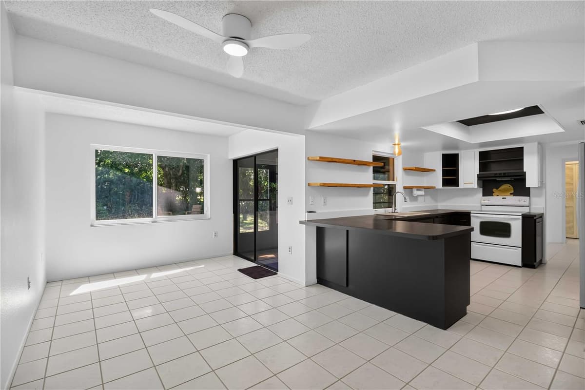 4825 HUNTLEIGH DRIVE — photo 8 of 33